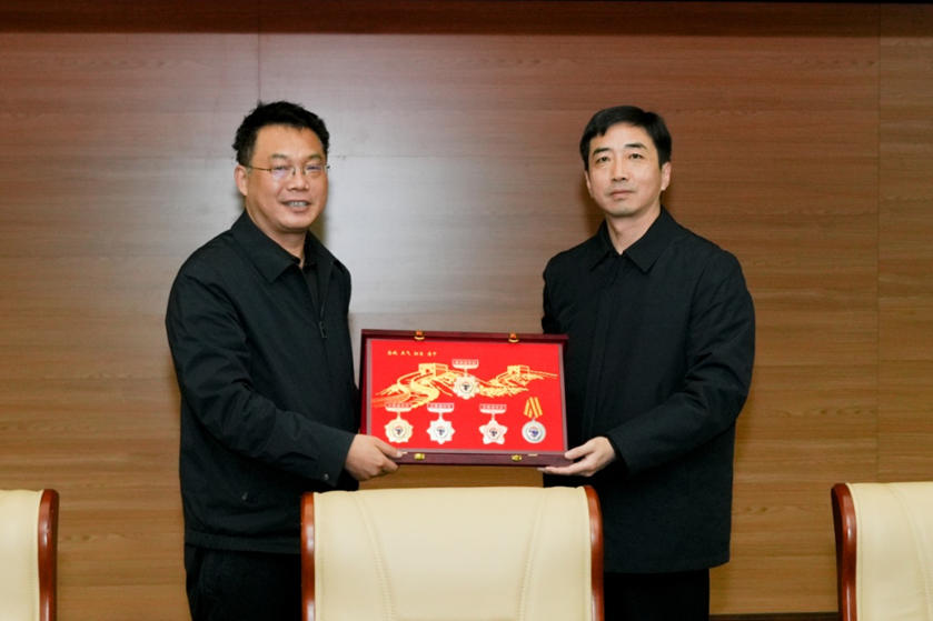 石家莊市公安局政治部主任崔勇向《中國作家》雜志社主編李云雷贈送紀念品。