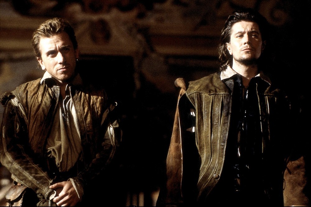 電影《君臣人子小命嗚呼》由蒂姆·羅斯和加里·奧德曼主演。