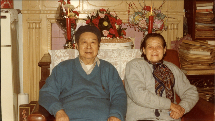 施蟄存與陳慧華結(jié)婚六十年紀念合影，1988年12月2日。