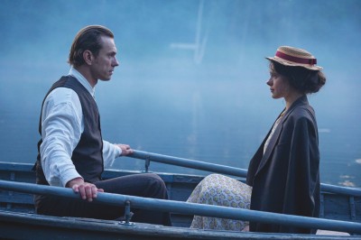 亞歷山大·戈?duì)柊屯蟹蚝瓦_(dá)里婭·庫(kù)卡爾斯基赫在葉戈?duì)枴た浊÷宸蛩够鶎?dǎo)演的電影《飛行家》中分別扮演男女主人公因諾肯季和阿納斯塔西婭。大書(shū)獎(jiǎng)得主葉夫根尼·沃多拉茲金的小說(shuō)原著出版于2016年，漢語(yǔ)譯本今年夏天在中國(guó)上市。