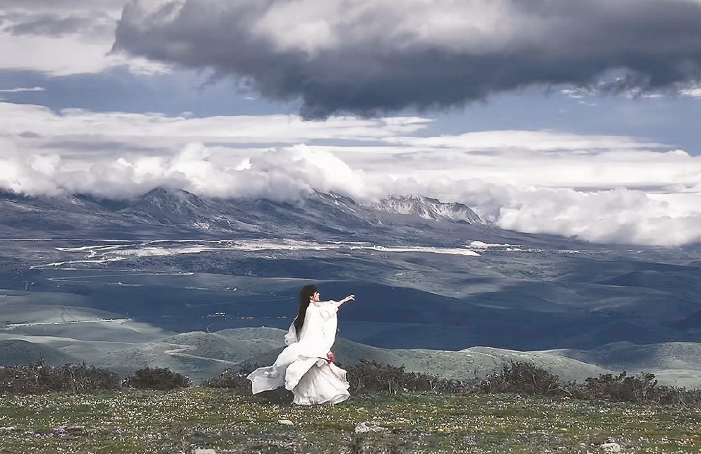 博主“叁仟”的視頻一般以中式景致為背景，她則身著漢服，與背景構(gòu)成渾融的整體。