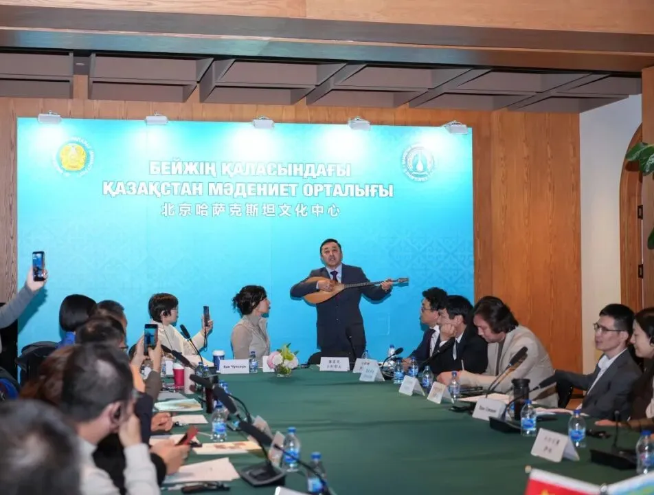 研討會現(xiàn)場，哈薩克斯坦作家表演民族樂器