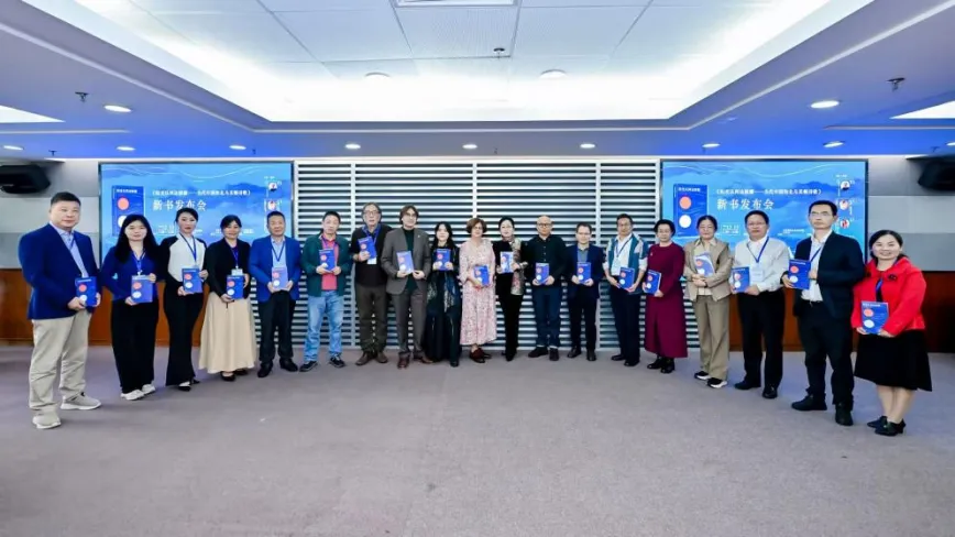 （《陽(yáng)光從兩邊照耀——當(dāng)代中國(guó)和北馬其頓詩(shī)歌》新書(shū)發(fā)布會(huì)與會(huì)詩(shī)人學(xué)者與出版社代表合影）