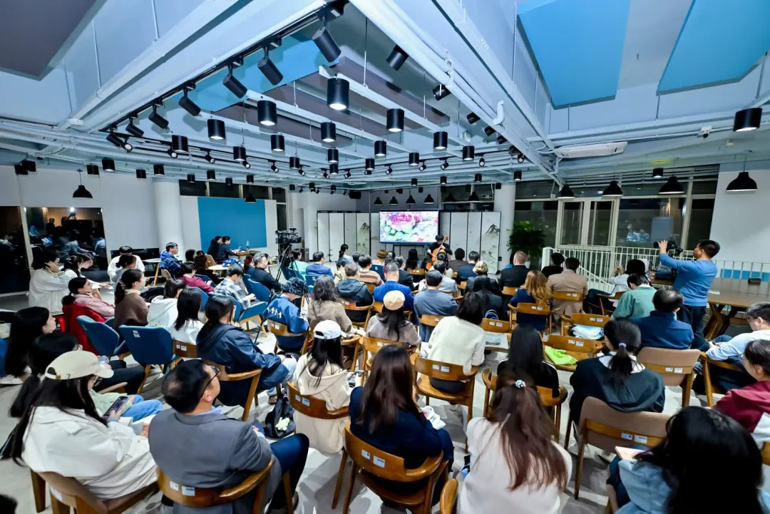 （"沿著'一帶一路'綻放的詩(shī)歌之花——中外詩(shī)歌之夜"朗誦會(huì)在校區(qū)立身軒舉行）