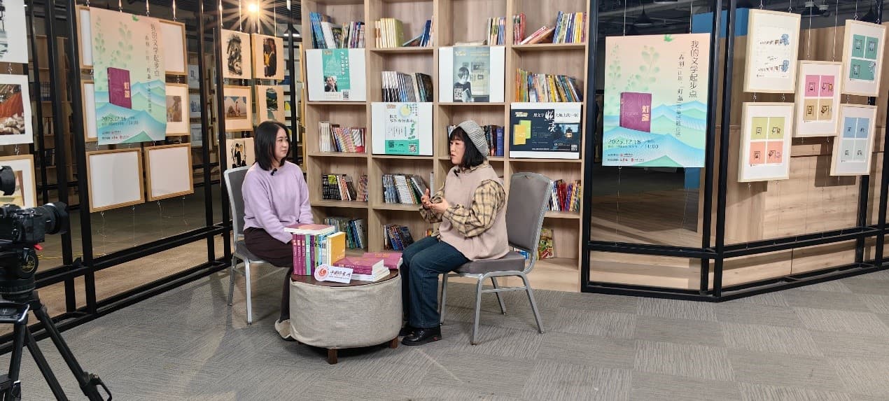 劉云芳（右）談《燈盞》