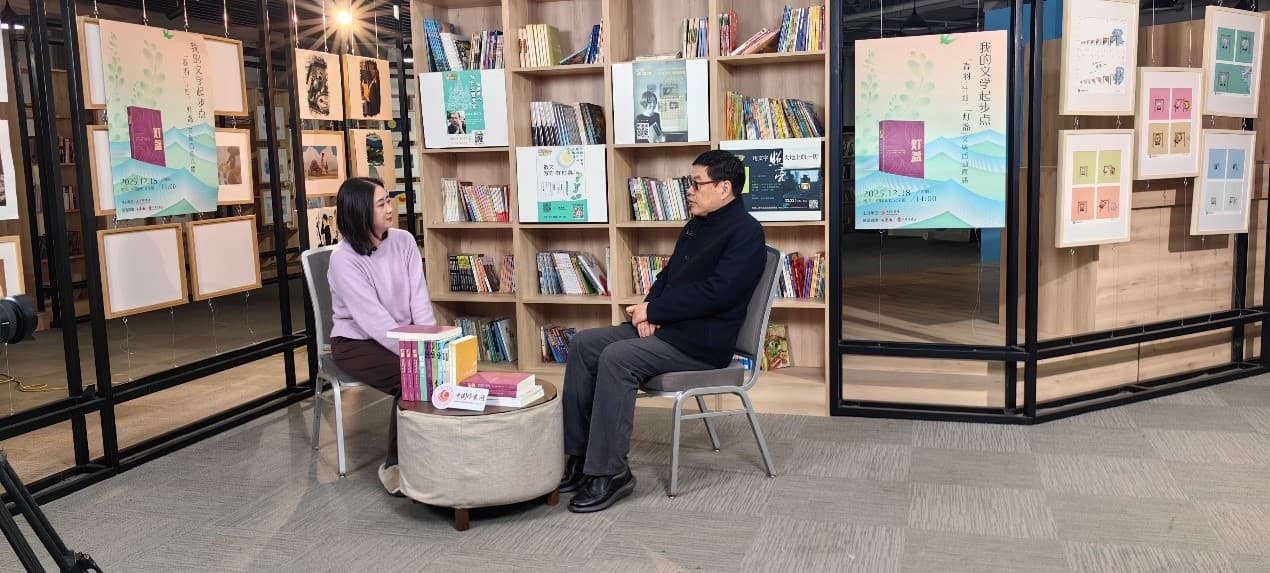 程文勝（右）談《燈盞》