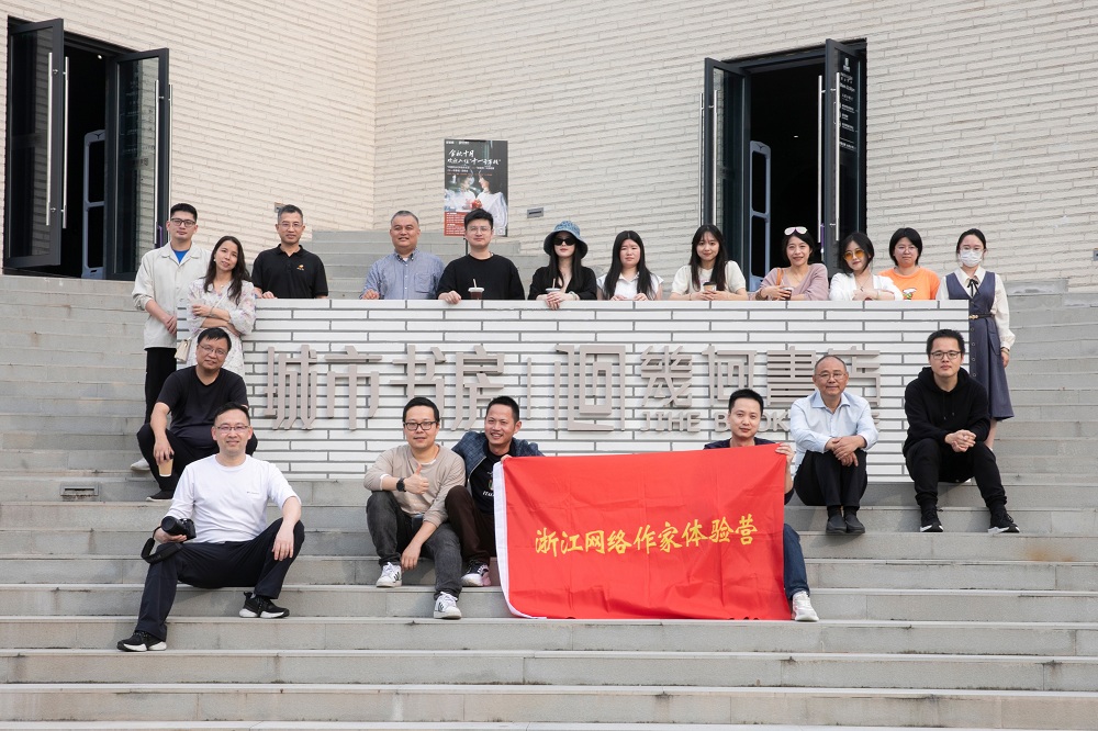 網(wǎng)絡(luò)作家赴實(shí)踐點(diǎn)采風(fēng)