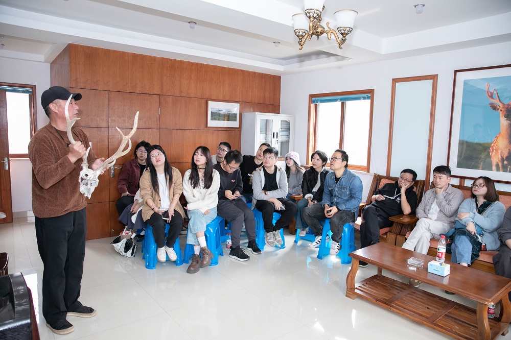 網(wǎng)絡(luò)作家赴實(shí)踐點(diǎn)采風(fēng)