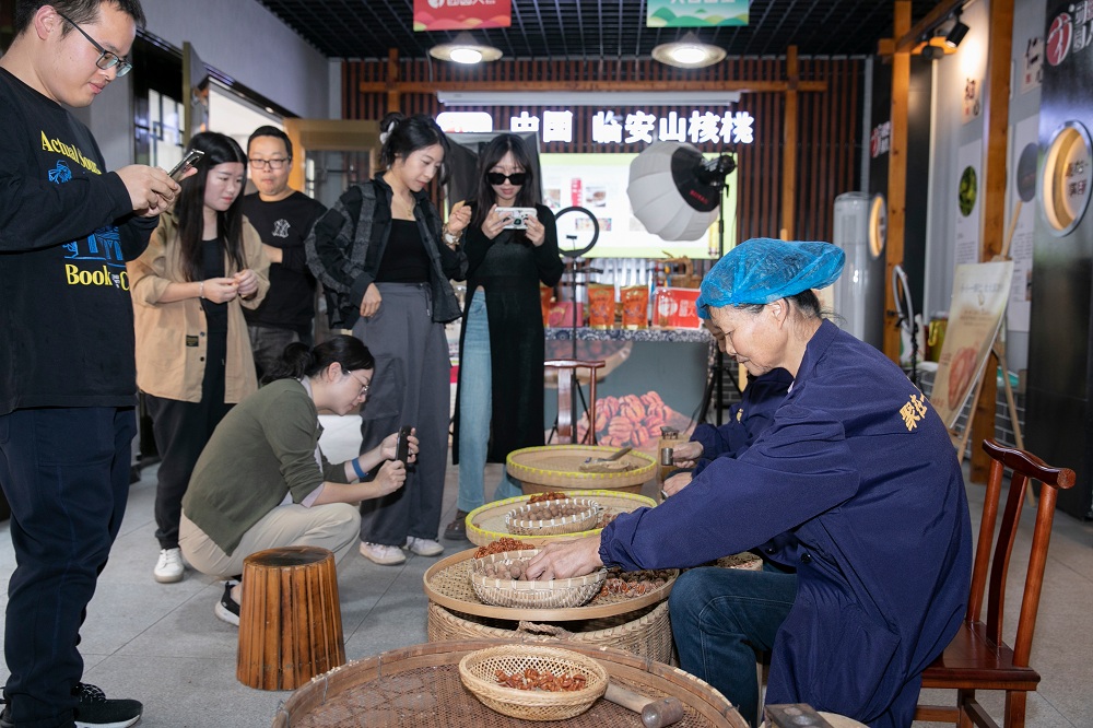 網(wǎng)絡(luò)作家赴實(shí)踐點(diǎn)采風(fēng)1