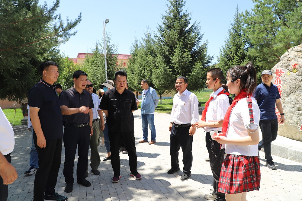 2022年7月，中國作協(xié)采訪團在79團王震紅軍小學采風