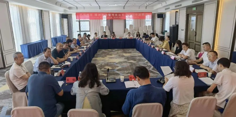 2023年8月8日至9日，文潤師市·《綠洲》筆會暨可克達拉文學創(chuàng)作改稿會邀請疆內(nèi)外名家授課改稿