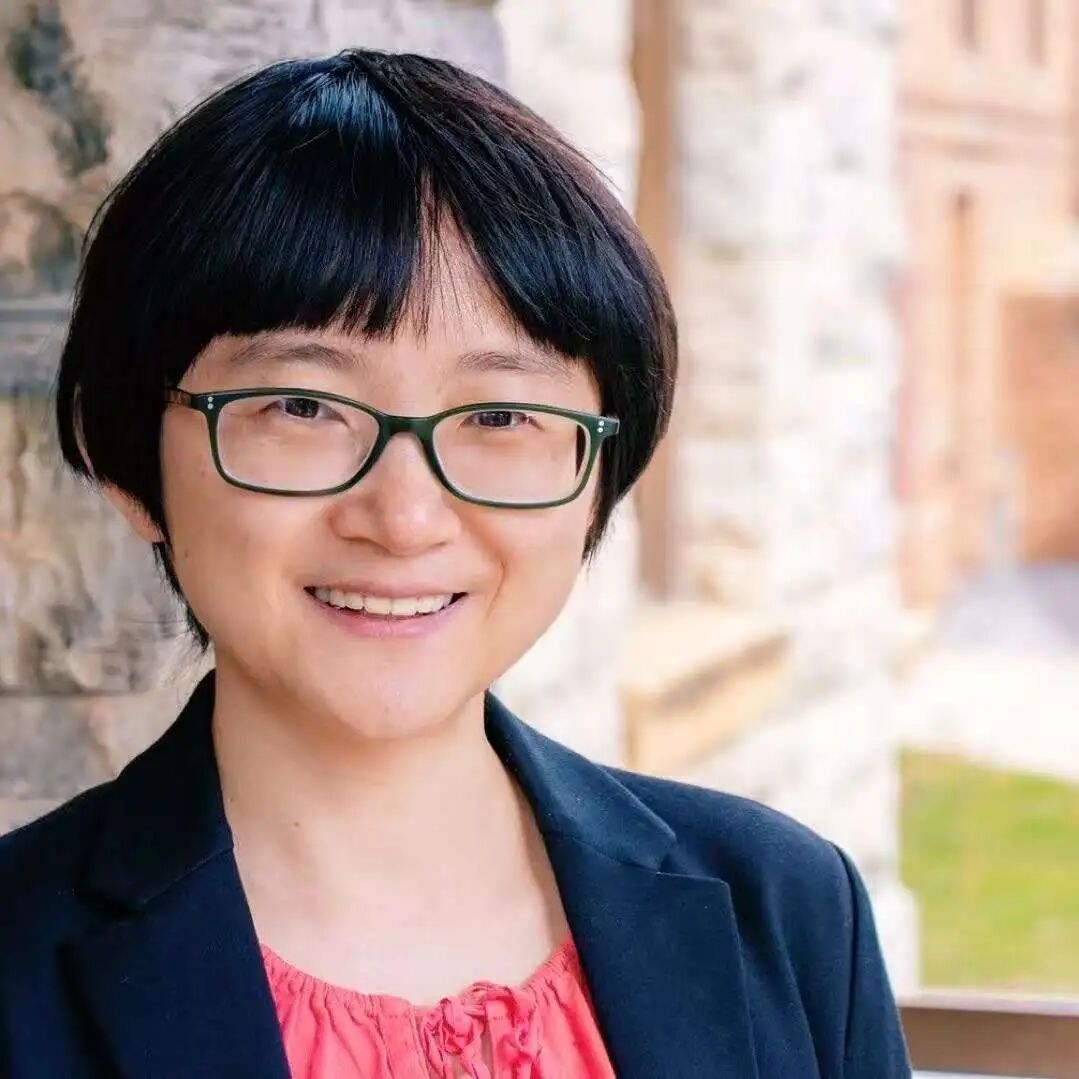 倪湛舸，北京大學(xué)英語(yǔ)語(yǔ)言與文學(xué)系學(xué)士，美國(guó)福德姆大學(xué)神學(xué)系碩士，芝加哥大學(xué)神學(xué)院宗教與文學(xué)博士?，F(xiàn)為弗吉尼亞理工大學(xué)宗教與文化系教授，曾任哈佛神學(xué)院“宗教中的女性研究”項(xiàng)目研究員(2010-2011)，法國(guó)南特高等研究院研究員（2021-2022）北京大學(xué)人文社會(huì)科學(xué)研究院邀訪學(xué)者（2025秋季）。研究領(lǐng)域?yàn)槭澜缥膶W(xué)、類型小說(shuō)（科幻、奇幻與玄幻）、宗教構(gòu)建與世俗主義、二十一世紀(jì)批評(píng)理論，近年來(lái)從事宗教、流行文化與數(shù)字資本主義研究。