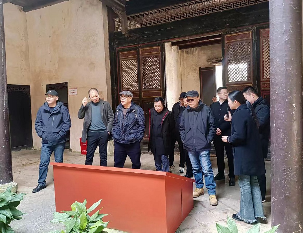 2025年2月11日，采風(fēng)團(tuán)一行在小布鎮(zhèn)革命舊居舊址群參觀。