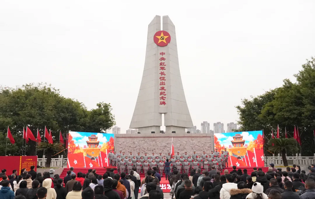 中國(guó)作家“深入生活、扎根人民” 新時(shí)代文學(xué)實(shí)踐點(diǎn)在贛授牌