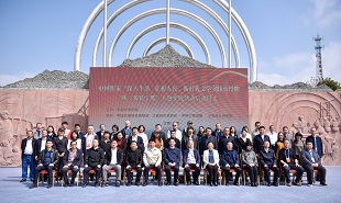 采風(fēng)團(tuán)一行合影留念