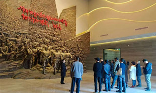 采風(fēng)團(tuán)一行在寧都起義紀(jì)念館參觀