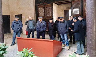 采風(fēng)團(tuán)一行在小布鎮(zhèn)革命舊居舊址群參觀