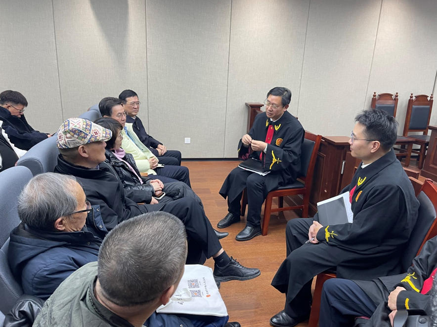 作家們在合肥法務(wù)區(qū)旁聽庭審后，與主審法官交流。