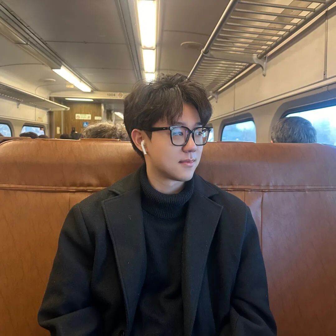 程天佑，2001年9月生于北京，現(xiàn)在美國紐約工作。少年時(shí)代起在《北京青年報(bào)》《北京文學(xué)》《中國校園文學(xué)》《中華讀書報(bào)》《海外文摘》《新民晚報(bào)》《雨花》《讀者》等報(bào)刊發(fā)表作品。多次獲征文比賽獎(jiǎng)。17歲時(shí)出版散文集《青年與花》。