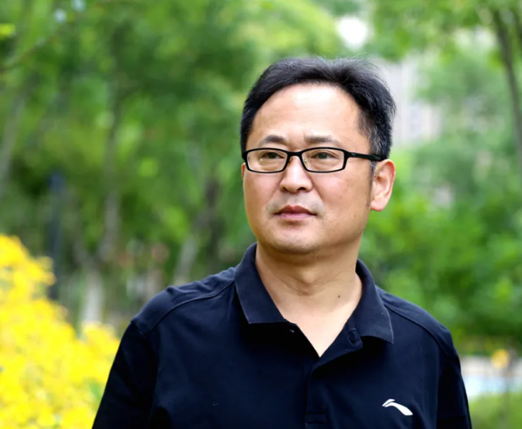 張 琳，安徽碭山人，中國(guó)作家協(xié)會(huì)會(huì)員，安徽文學(xué)院第五屆簽約作家。作品散見于《小說(shuō)選刊》《中篇小說(shuō)選刊》《微型小說(shuō)選刊》等。文學(xué)編輯，獲第二十一屆百花文學(xué)獎(jiǎng)編輯獎(jiǎng)等。