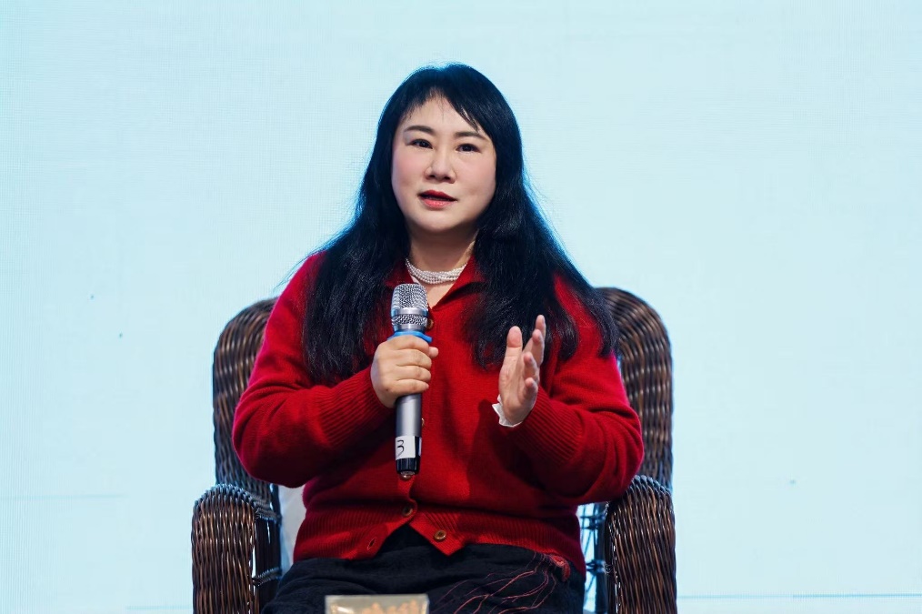 女人穿著外套

AI 生成的內(nèi)容可能不正確。