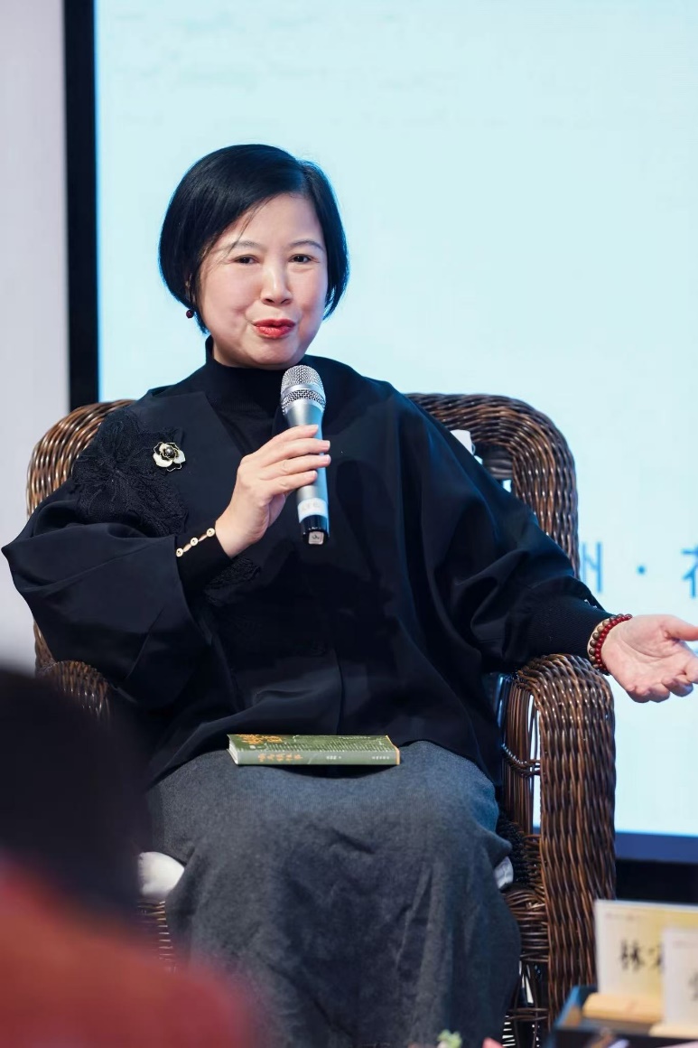 穿黑色衣服的人在打電話

AI 生成的內(nèi)容可能不正確。