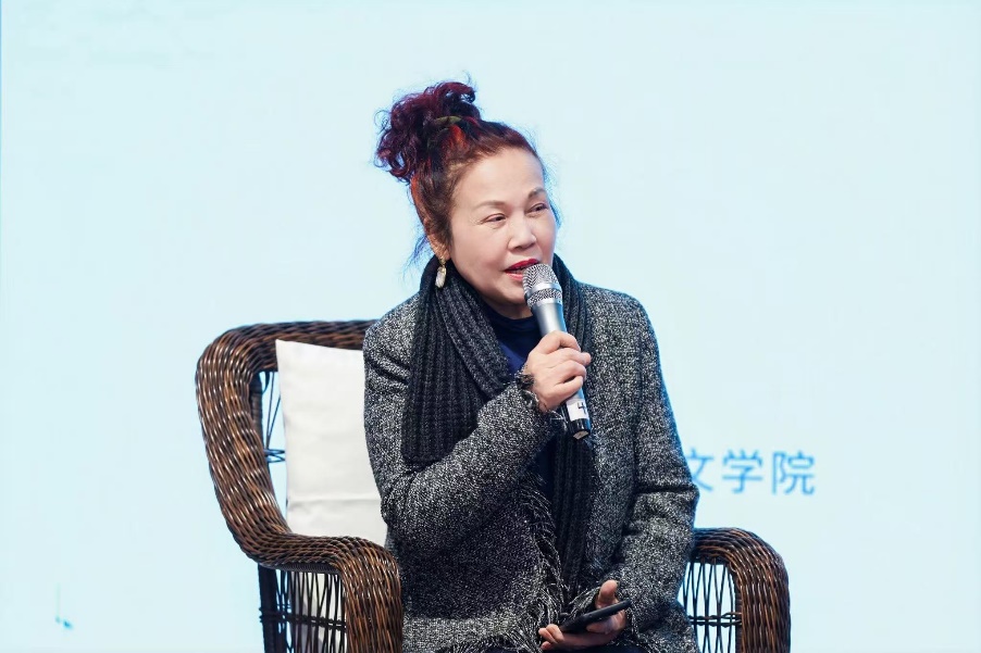 穿著黑色衣服的人

AI 生成的內(nèi)容可能不正確。