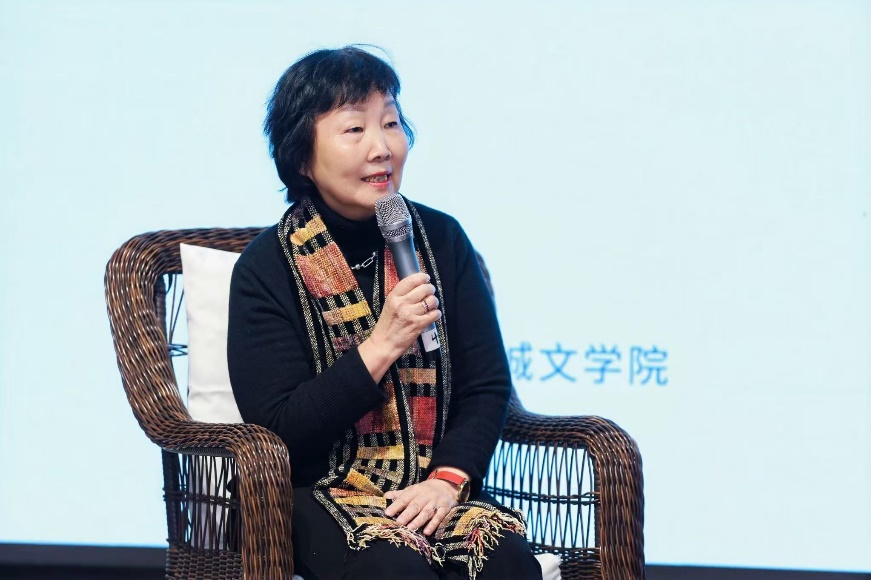 穿著西裝筆挺的男子坐在椅子上

AI 生成的內(nèi)容可能不正確。