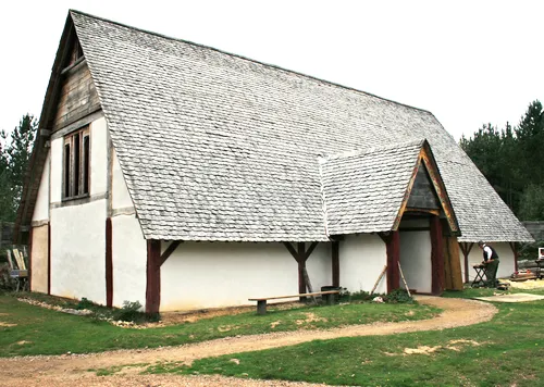 肯特郡復(fù)制的公元11世紀(jì)盎格魯-撒克遜城堡大廳，圖片來(lái)源：Bing  四、危機(jī)的解決與結(jié)局改寫