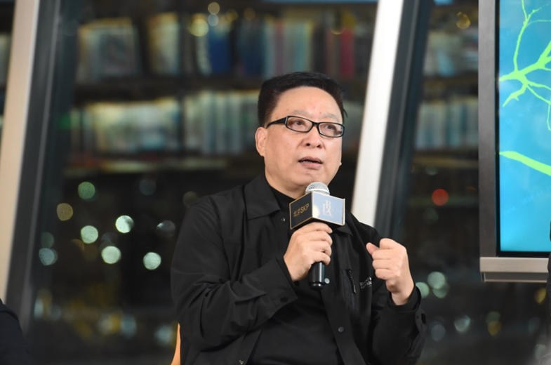 《與誰同坐》作者汗曼