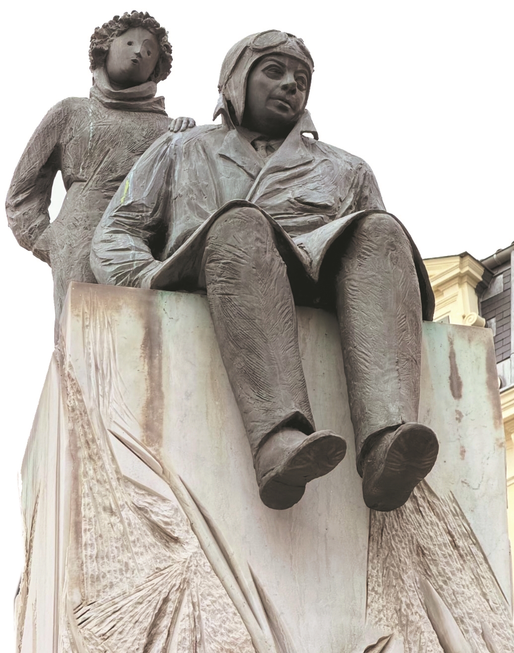 作家安托萬(wàn)·德·圣-?？颂K佩里的雕像 他于1900年生于里昂，為了紀(jì)念他，里昂市中心白萊果廣場(chǎng)的西南角矗立著一座他與小王子的雕像，他出生的街道也以他的名字命名