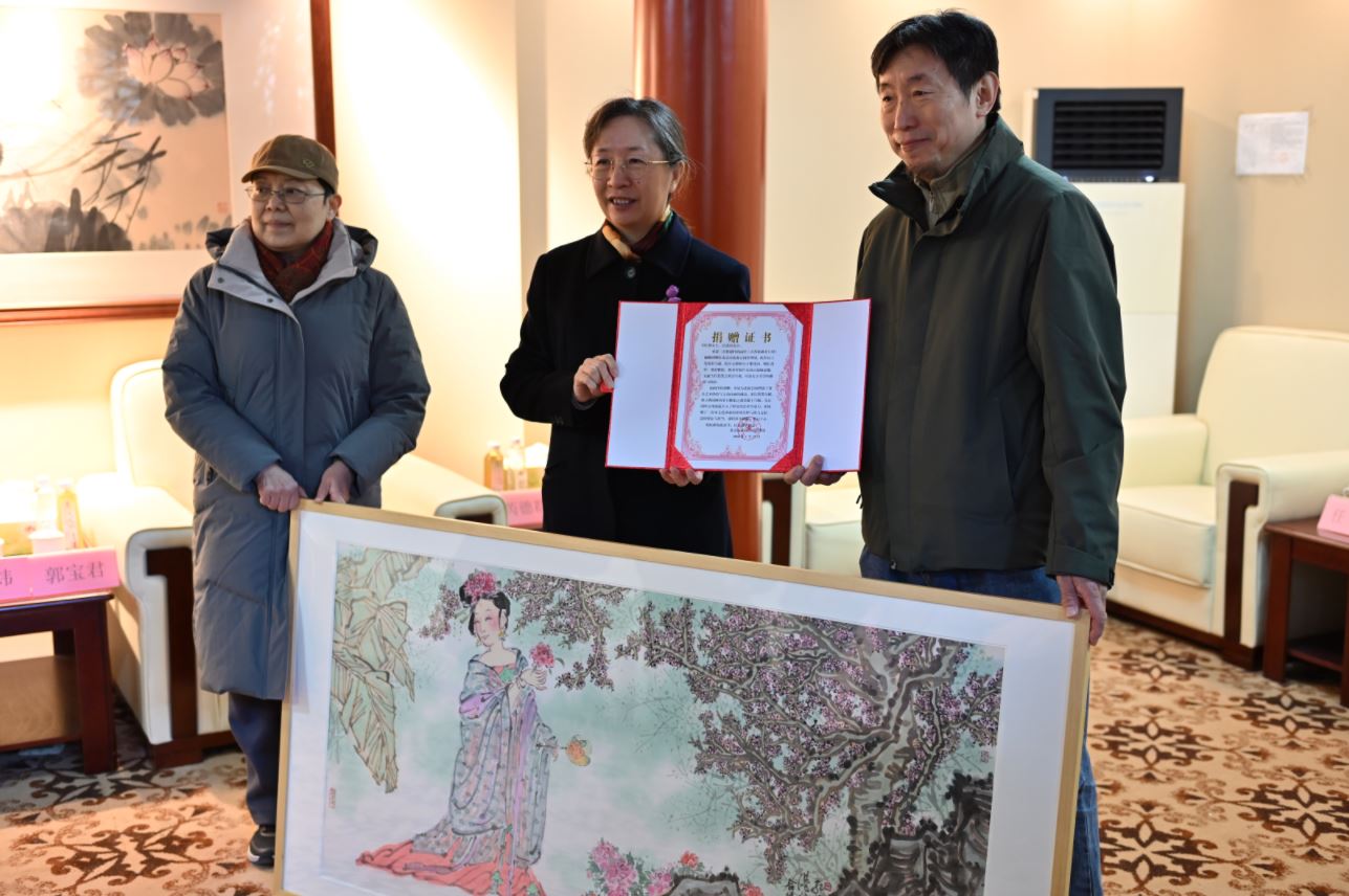 韋紅燕、汪港清向北海公園捐贈作品，北海公園黨委書記、園長孫齊煒接受捐贈