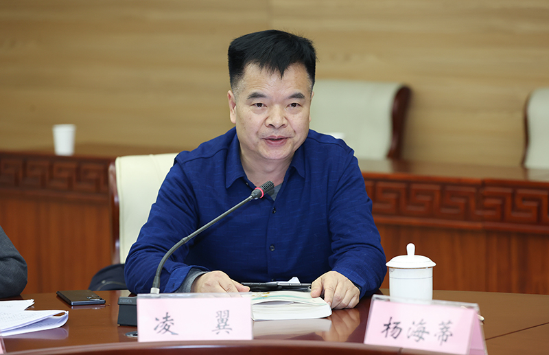 長(zhǎng)篇報(bào)告文學(xué)《大江長(zhǎng)卷》作者凌翼在會(huì)上致答謝辭