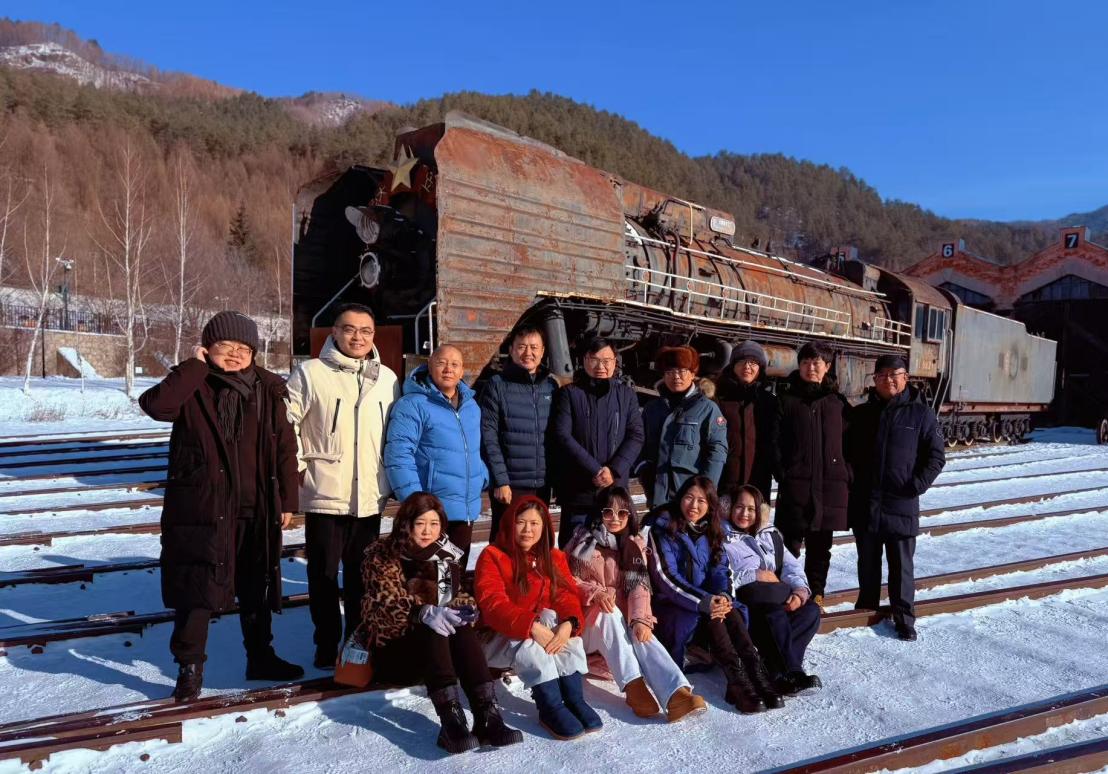 全國(guó)網(wǎng)絡(luò)文學(xué)名家創(chuàng)作采風(fēng)團(tuán)在橫道河子鎮(zhèn)中東鐵路機(jī)車庫(kù)