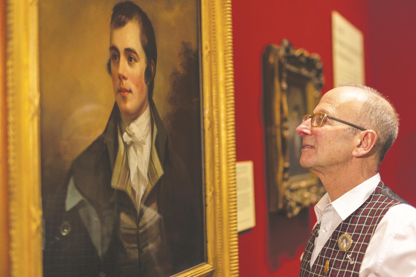 威廉·扎克斯在蘇格蘭國立美術(shù)館凝視著他發(fā)現(xiàn)的亨利·雷伯恩作羅伯特·彭斯像。該畫右側(cè)并列展出的是亞歷山大·內(nèi)史密斯的原作。尼克·梅勒攝影