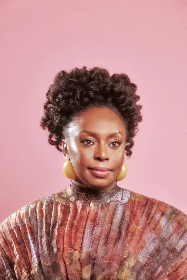 尼日利亞裔作家奇瑪曼達(dá)·恩戈茲·阿迪契 2025年出版《夢(mèng)想計(jì)數(shù)》