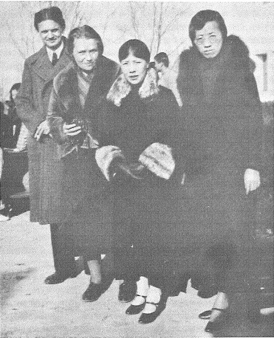 1933年普實(shí)克（左一）留學(xué)中國(guó)，與冰心（右二）等人合影