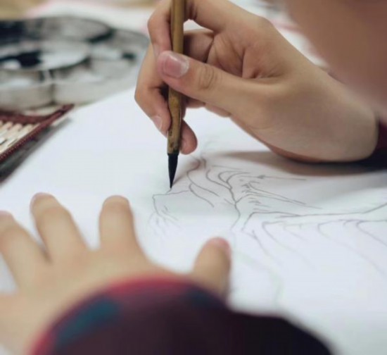 上海學(xué)生體驗(yàn)青綠山水畫(huà)法