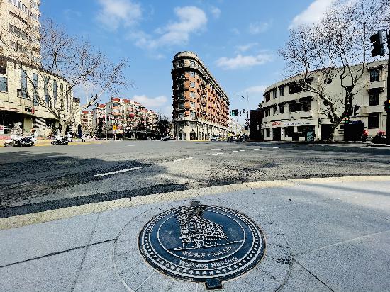 上海著名建筑地標(biāo)、30度夾角的武康大樓就是一樓一“套餐”的樣本。