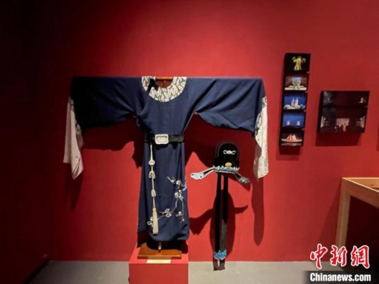 現(xiàn)場(chǎng)展出的戲服?！⊥τ?攝