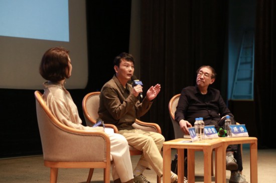 上圖講座現(xiàn)場，左起依次是主持沈祎；歌手、收藏家張信哲；復(fù)旦大學(xué)新聞學(xué)院教授顧錚。