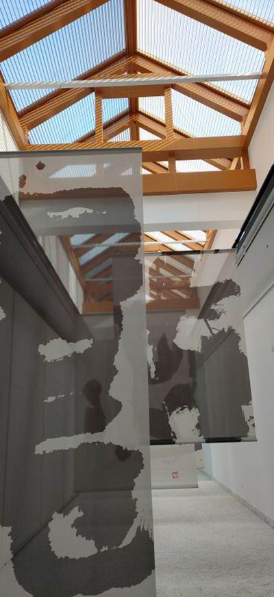 展覽現(xiàn)場(chǎng)，日本書(shū)法家井上有一的書(shū)法在長(zhǎng)廊以大尺幅畫(huà)布展示。