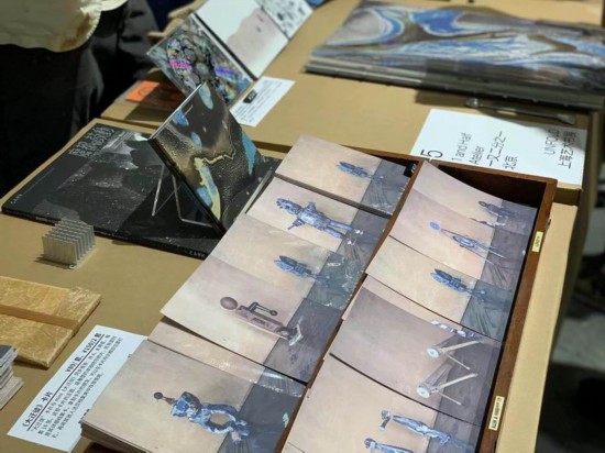 UNFOLD書(shū)展上，“一又二分之一”帶來(lái)藝術(shù)創(chuàng)作者小龍花的作品。