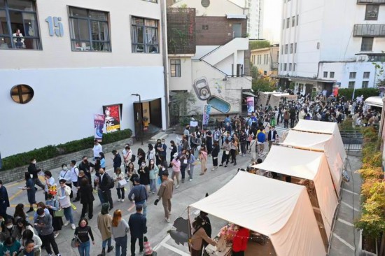 周末，UNFOLD書(shū)展為M50帶來(lái)高流量的人群。