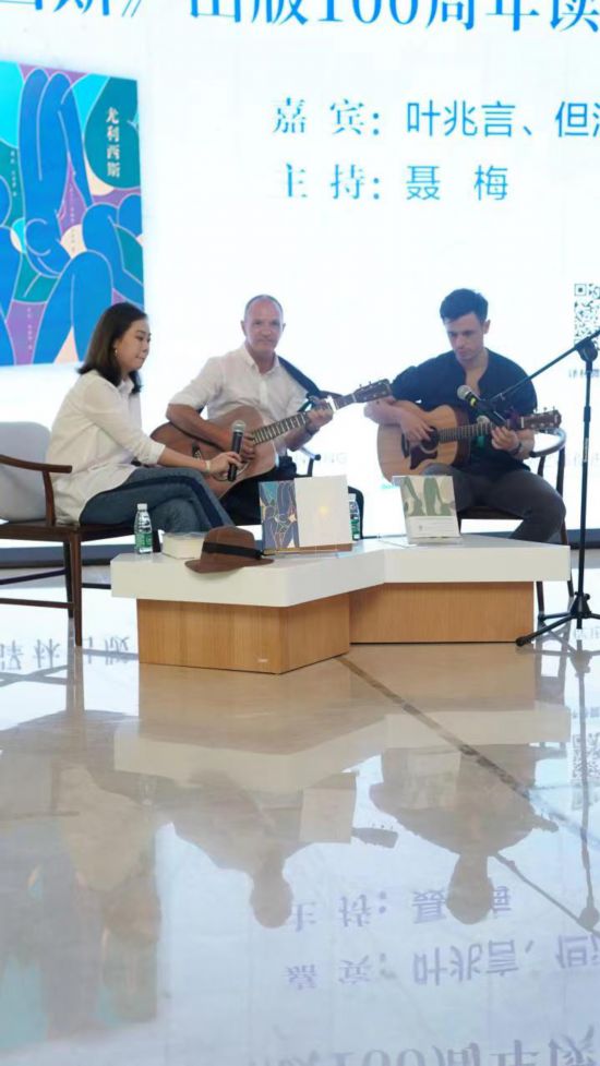 南京愛爾蘭酒吧的掌柜攜友人現(xiàn)身現(xiàn)場進行演唱