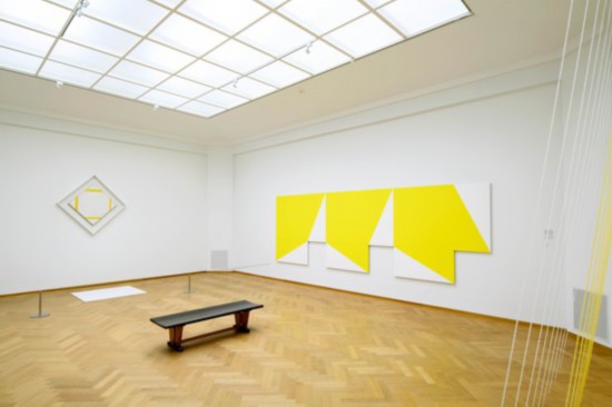 海牙藝術(shù)博物館“移動的蒙德里安”展覽現(xiàn)場，蒙德里安作品與當(dāng)代藝術(shù)家作品并陳。