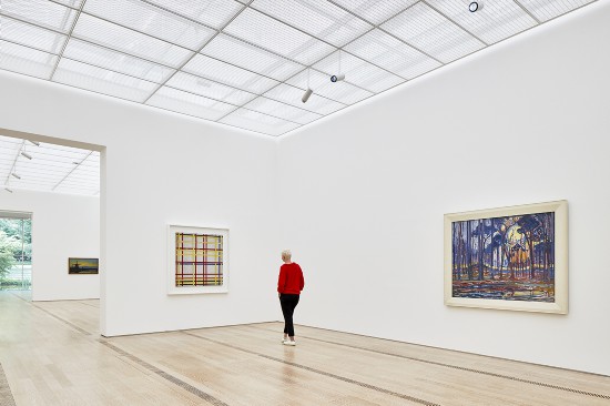 貝耶勒基金會“蒙德里安的進化”展覽現(xiàn)場，《歐勒附近的樹林》(1908年》和《紐約城一號》（1941年）配對展出。