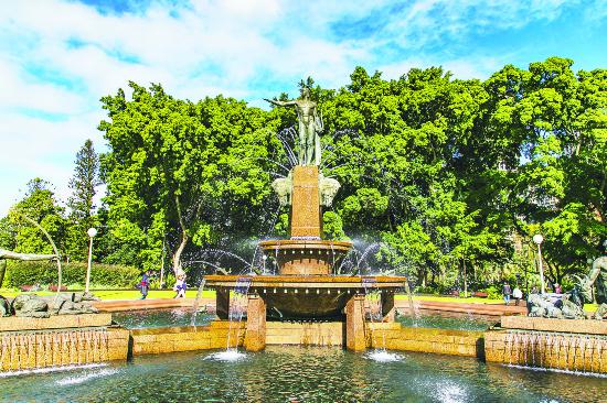 海德公園最美麗的風(fēng)景是阿奇伯德噴泉。這座噴泉是為了紀(jì)念第一次世界大戰(zhàn)期間法澳聯(lián)盟而建的。碧波蕩漾的水池中，一座座雕塑講述著希臘神話故事 阿奇伯德噴泉