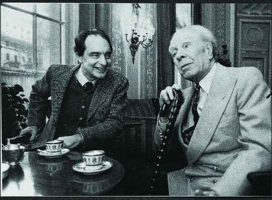 卡爾維諾生于1923年10月15日，如今已被公認(rèn)為20世紀(jì)最有影響力的意大利小說家，并且與博爾赫斯、馬爾克斯一樣，同享“作家中的作家”之盛譽(yù)，其作品敘事精巧、風(fēng)格輕盈，猶如繁復(fù)的迷宮，充溢著哲理與智性，給人以眼花繚亂、應(yīng)接不暇之感。圖為卡爾維諾（左）與博爾赫斯（右）在羅馬艾克塞西爾酒店的合影。（圖片由譯林出版社提供）