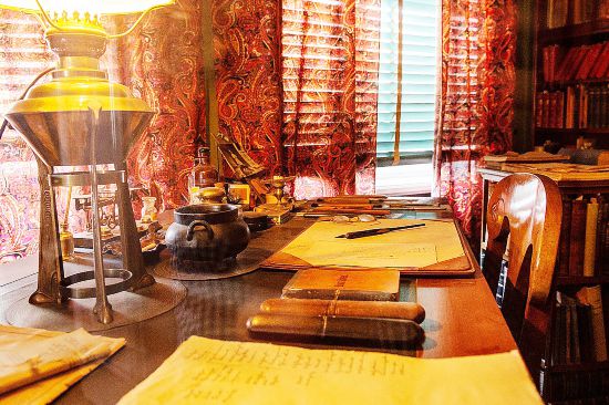 瑞典作家斯特林堡的書桌。從1908年到1912年，他在藍(lán)塔住了4年。書桌上保持著作家最后的布局